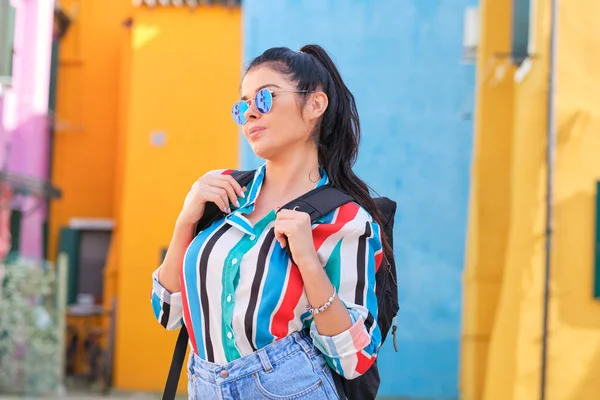 Mädchen Mit Rucksack Besucht Eine Bunte Italienische Stadt — Stockfoto