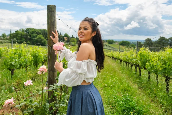 Femme Promène Dans Vignoble — Photo