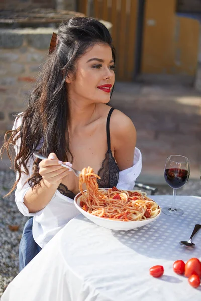 Sexy Italien Mange Spagetti Sur Terrasse Jardin — Photo