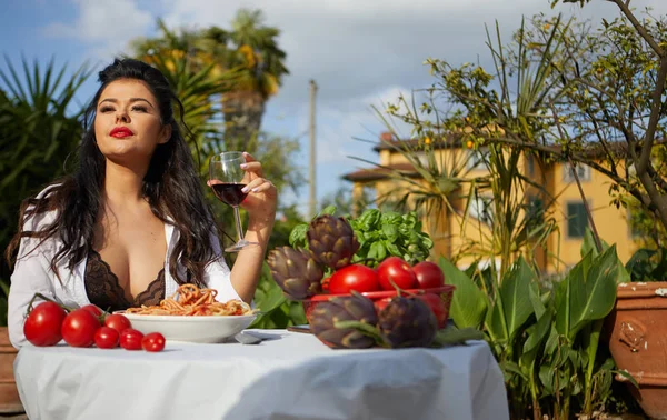 Sexy Italienerin Isst Spagetti Auf Der Gartenterrasse — Stockfoto