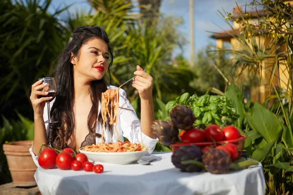 Sexy Italiana Come Espaguetis Terraza Del Jardín —  Fotos de Stock