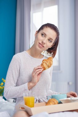 genç güzellik kadın yatakta erken güneşli sabah kahvaltı