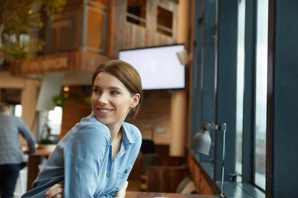 Een jonge vrouw die koffie drinkt op kantoor — Stockfoto