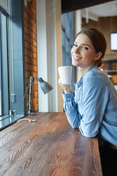 Una joven tomando café en la oficina —  Fotos de Stock