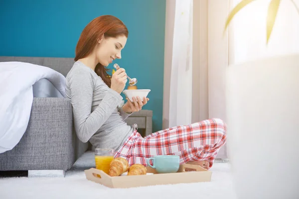 Junge Schönheit Frau frühstückt im Bett am frühen sonnigen Morgen — Stockfoto