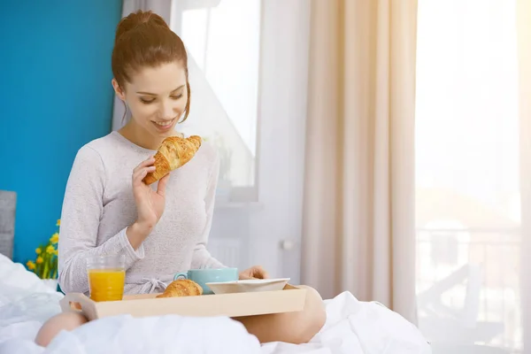 Giovane donna di bellezza che fa colazione a letto mattina presto soleggiata — Foto Stock