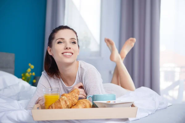 Jovem mulher de beleza tomando café da manhã na cama manhã ensolarada cedo — Fotografia de Stock