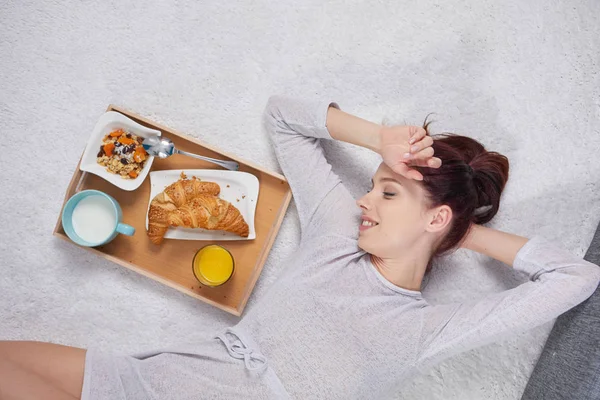 Jovem mulher de beleza tomando café da manhã na cama manhã ensolarada cedo — Fotografia de Stock