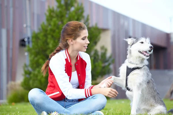 Donna che gioca con il suo cane all'aperto — Foto Stock