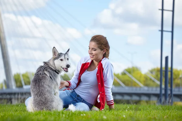 Vrouw spelen met haar hond buiten — Stockfoto