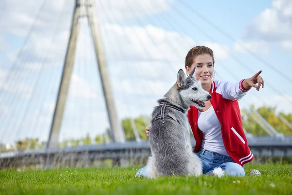 女性は彼女の犬は屋外で遊ぶ — ストック写真