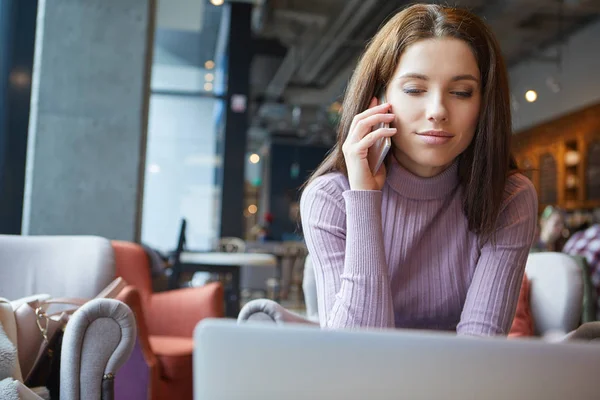 Imagem de jovem sms leitura do sexo feminino no telefone no café — Fotografia de Stock