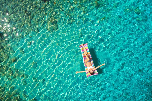 Agua de mar turquesa y mujer nadadora relajada, drones aéreos s — Foto de Stock
