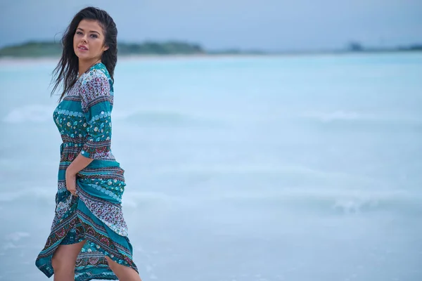 Vrouw in jurk op strand. Jonge gelukkige vrouw in jurk op strand — Stockfoto
