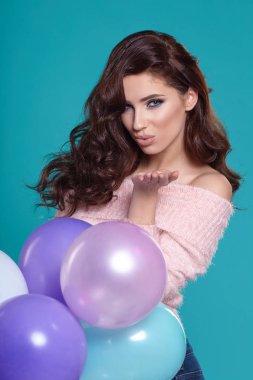Stüdyoda balonlu kadın. Sevgililer günü konsepti