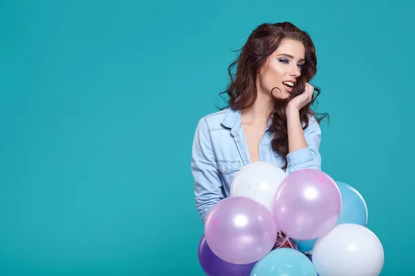 Giovane bella donna con palloncini colorati — Foto Stock