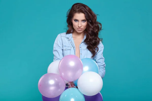 Mujer bonita joven con globos de colores — Foto de Stock