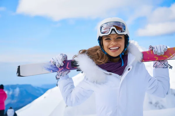 Jovem esquiadora branca. Esportes de inverno e arrendamento — Fotografia de Stock