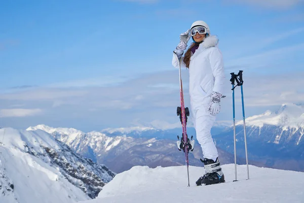 Joven esquiadora caucásica. Deportes de invierno y leasur —  Fotos de Stock