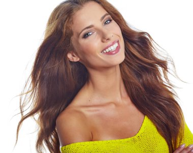 Kameraya bakan uzun saçlı harika genç kadın portresi