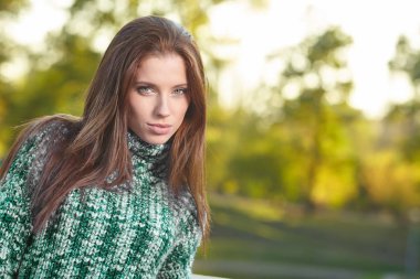 sonbaharda bir parkta duran güzel kadın 