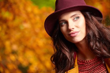 Sonbaharda parkta duran zarif bir kadın. 