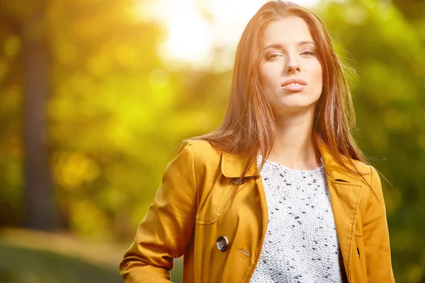 Piękna Elegancka Kobieta Stojąca Jesienią Parku — Zdjęcie stockowe