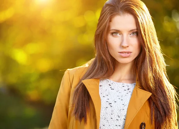 Belle Femme Élégante Debout Dans Parc Automne — Photo