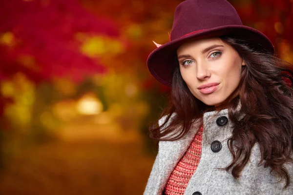 Lachende Vrouw Herfst Park — Stockfoto