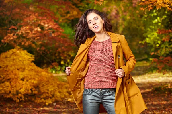 Hermosa Mujer Elegante Pie Parque Otoño — Foto de Stock