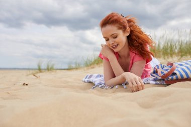 Baltık Denizi'nde genç bir kadın. Baltık Denizi'nde genç gülümseyen kadın. 