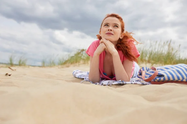 Una joven en el Mar Báltico. Joven mujer sonriente en el Mar Báltico . — Foto de Stock