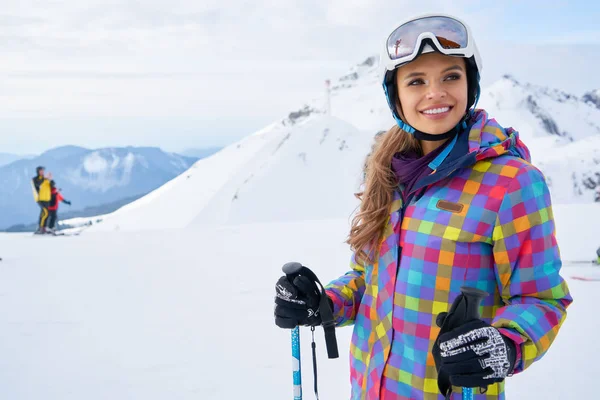 Mujer esquiadora primer plano retrato vistiendo blanco healmet con máscara en —  Fotos de Stock