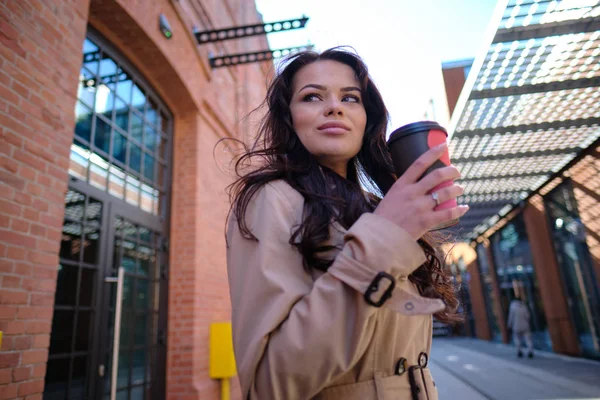 Retrato mujer bastante sensual en abrigo posando en la ciudad, calle — Foto de Stock