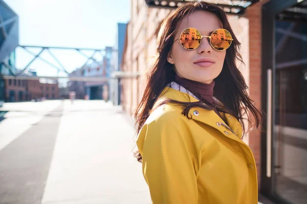 Het meisje in de gele vacht op straat, stijlvolle outfit, vrouw — Stockfoto