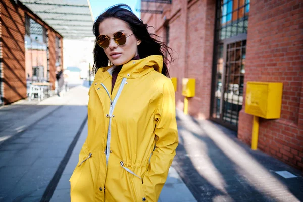 Девушка в желтом пальто на улице, стильный наряд, женщина — стоковое фото
