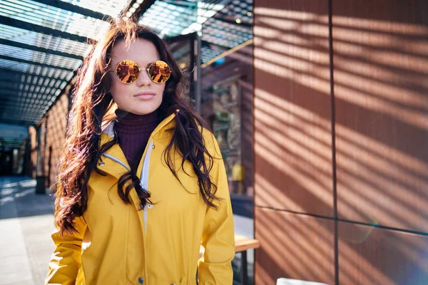 A menina no casaco amarelo na rua, roupa elegante, mulher — Fotografia de Stock