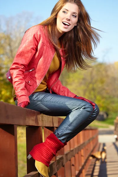 Donna Moda Piedi Nel Parco Autunnale — Foto Stock