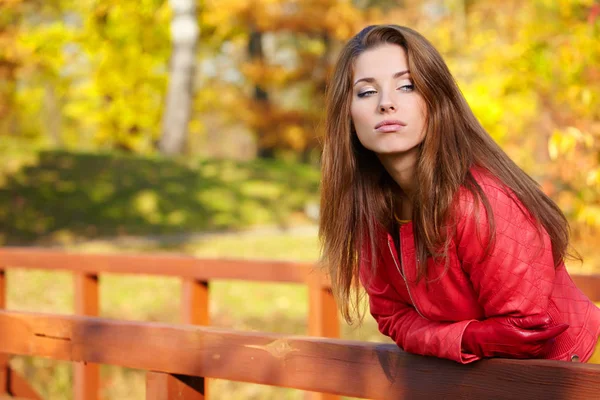 Mode Kvinna Promenader Höstparken — Stockfoto