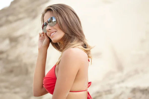 A beautifull caucasian girl lying on the sand, — Stock Photo, Image