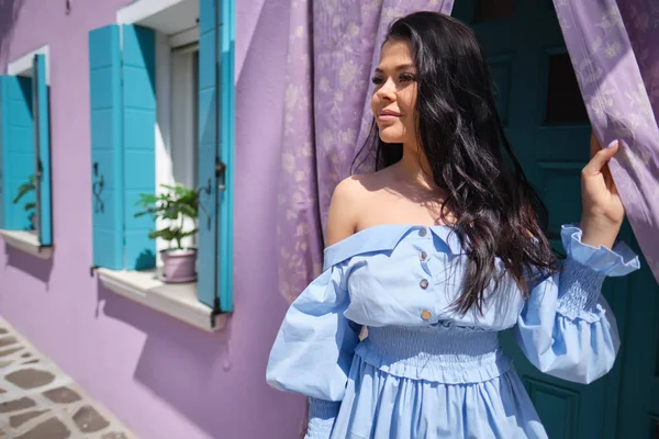 Burano adasında renkli evler arasında poz turist kadın, Venedik. İtalya'da turizm konsepti 