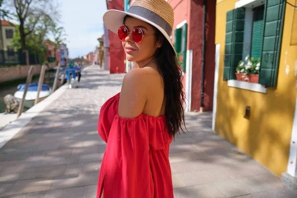 Turist Kvinna Poserar Bland Färgglada Hus Burano Island Venedig Turism — Stockfoto