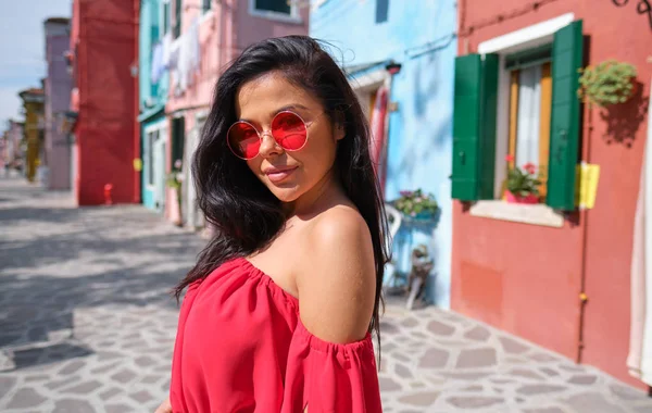 Touristin Posiert Zwischen Bunten Häusern Auf Der Insel Burano Venedig — Stockfoto