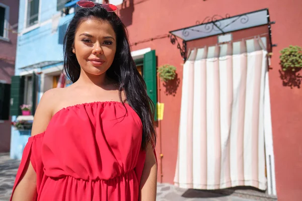 Donna Turistica Posa Tra Case Colorate Sull Isola Burano Venezia — Foto Stock