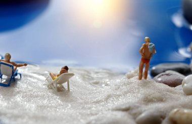 Bir güverte sandalyede rahatlatıcı bir minyatür çift arka görünümü 