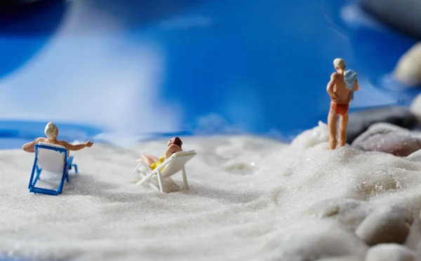 Vista trasera de una pareja en miniatura en una tumbona relajante en el — Foto de Stock