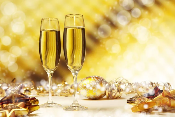 シャンパン グラス、新しい年をもたらす準備ができて — ストック写真