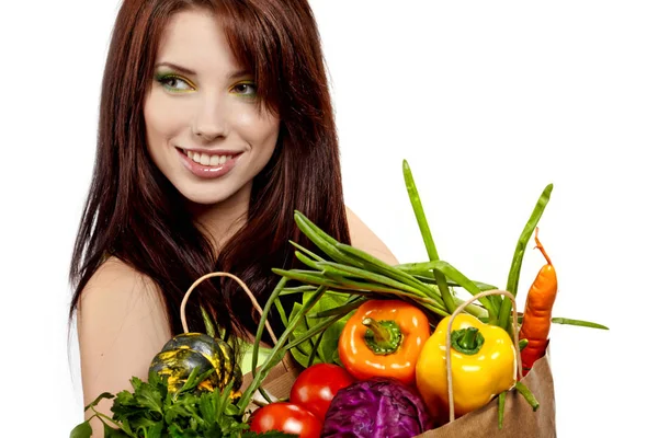 Retrato de una niña sosteniendo en las manos llenas de diferentes frutas y —  Fotos de Stock