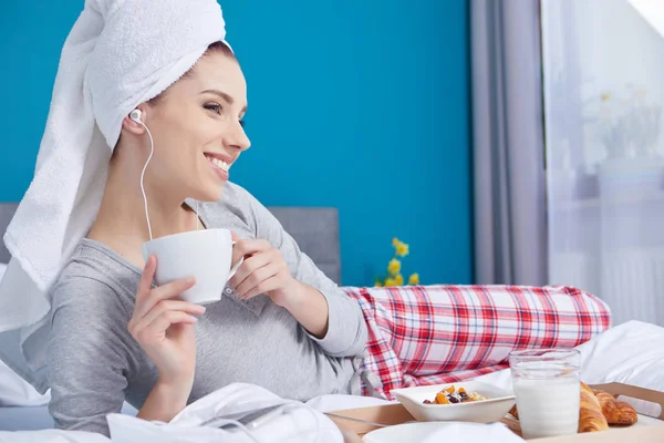 Ritratto di una felice donna europea sorridente che mangia un sano brea — Foto Stock