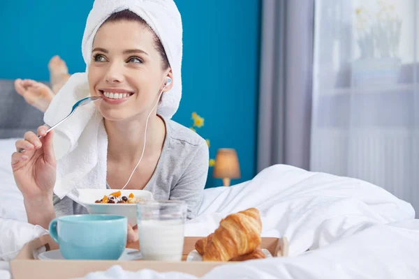 Retrato de una feliz mujer europea sonriente comiendo un brea saludable — Foto de Stock